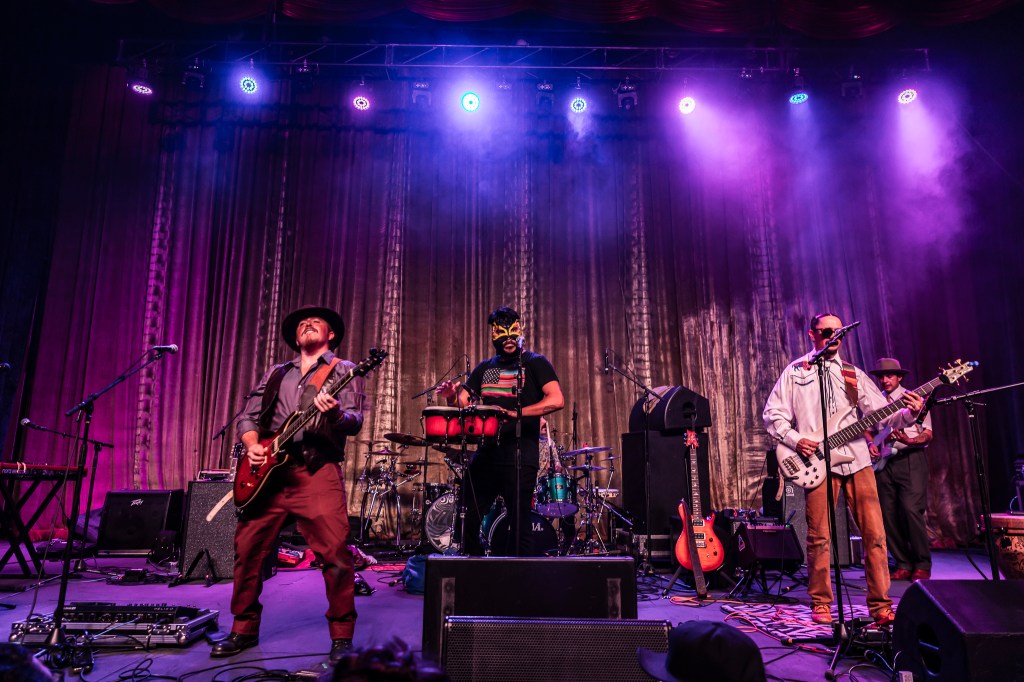 iZCALLi takes the stage at the Federal Theatre