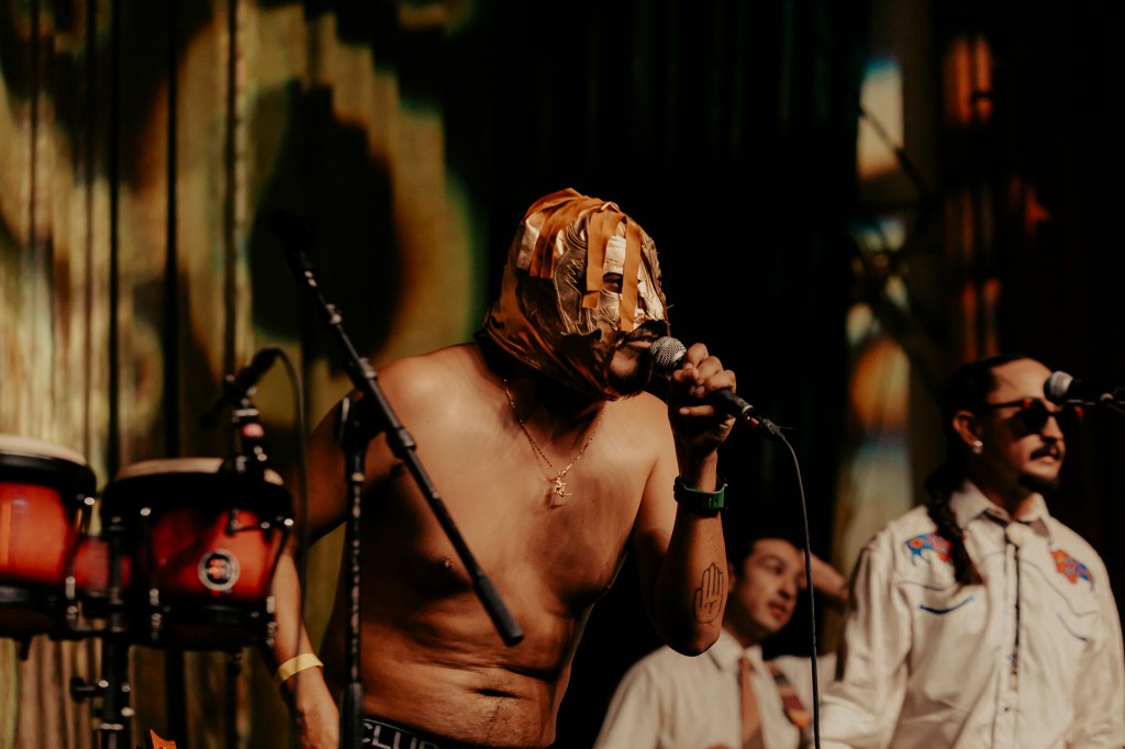 Los Mocochetes takes the stage at the Federal Theatre