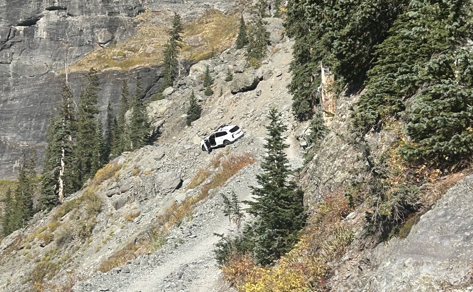 kia suv stuck on mountain trail