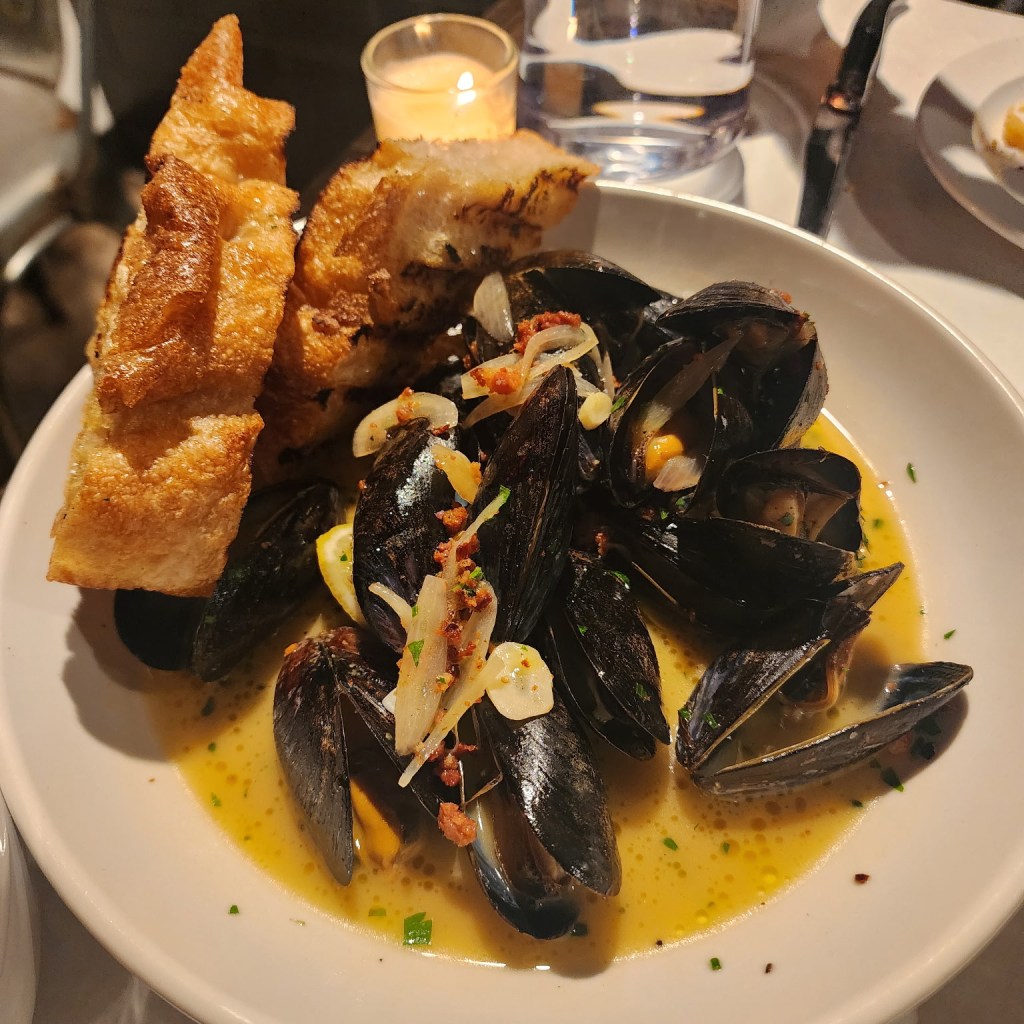 bowl of mussels with bread