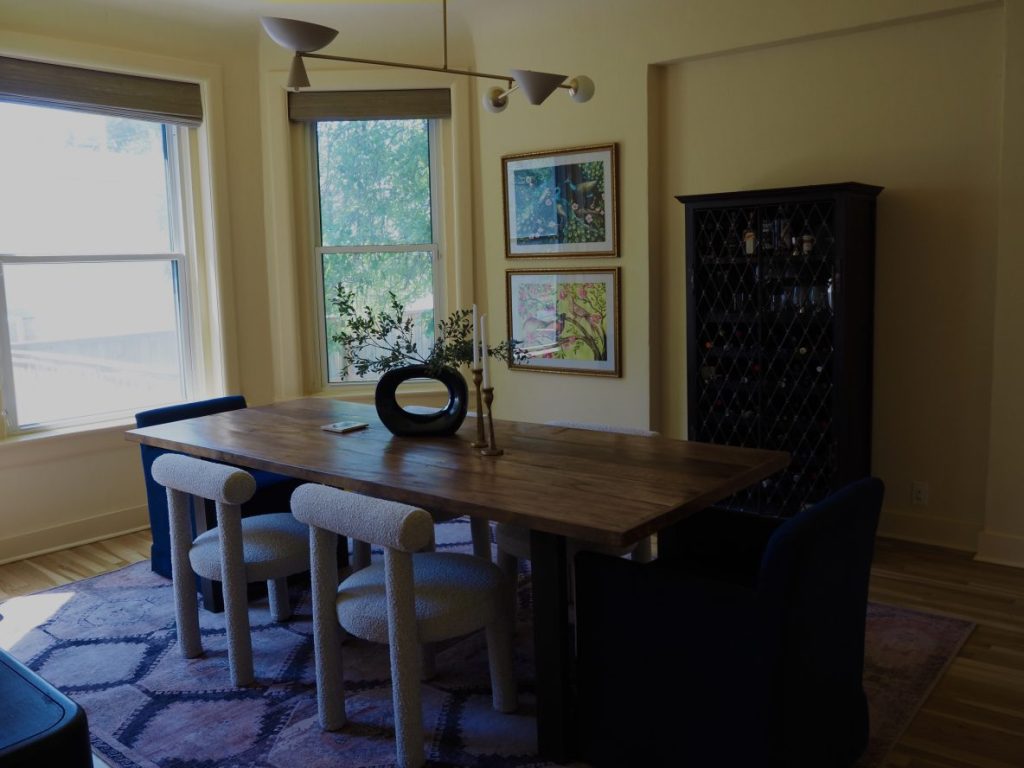 A dining room
