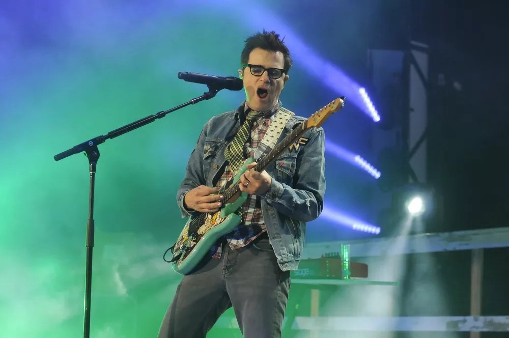 Stop Talking and Play: Channel 93.3’s Weezer Concert Fails