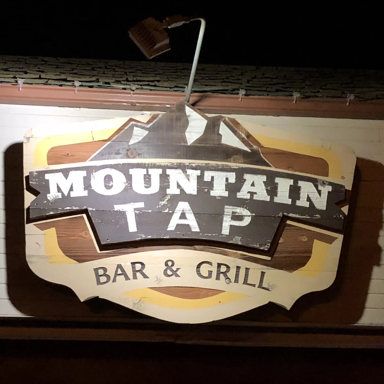 The Mountain Tap Is a Neighborhood Gem in the Hidden Applewood Enclave