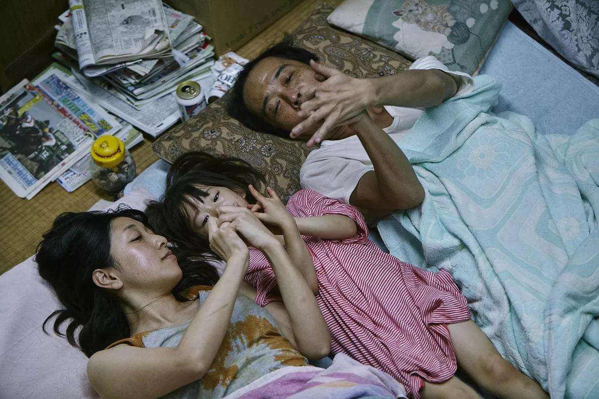 Kore-eda’s Big-Hearted <i>Shoplifters</i> Toasts the Family That Steals Together