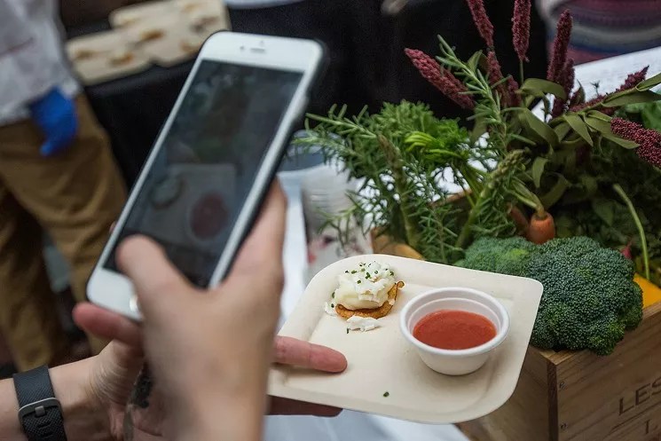 Stirring the Pot: Diners, Put Down the Phones!