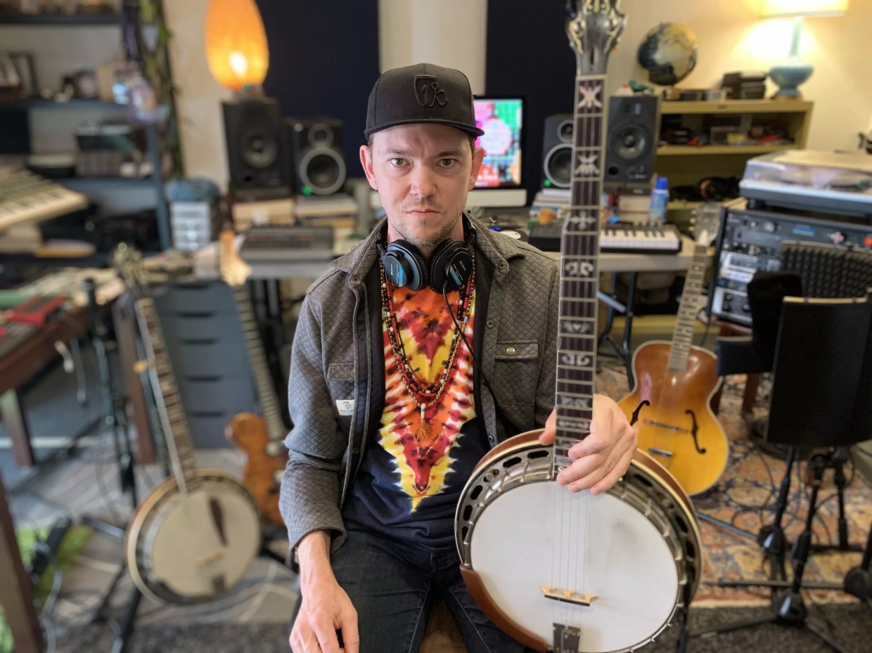 Infamous Stringduster Banjoist Chris Pandolfi Falls Into a Solo Trance