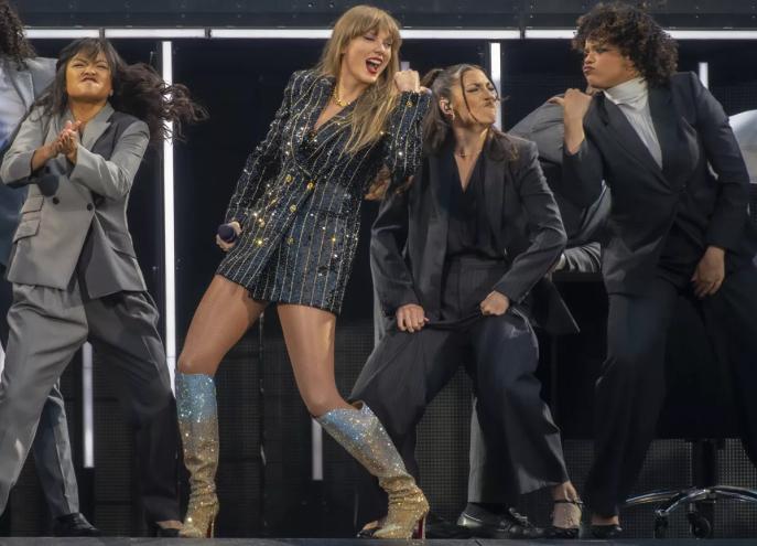 taylor swift performing on her eras tour