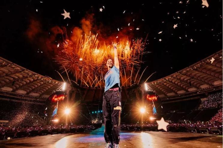 coldplay on stage