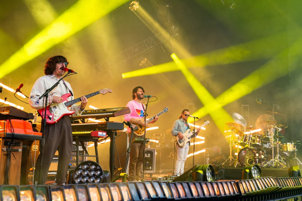 Goose on stage at Fiddler's Green