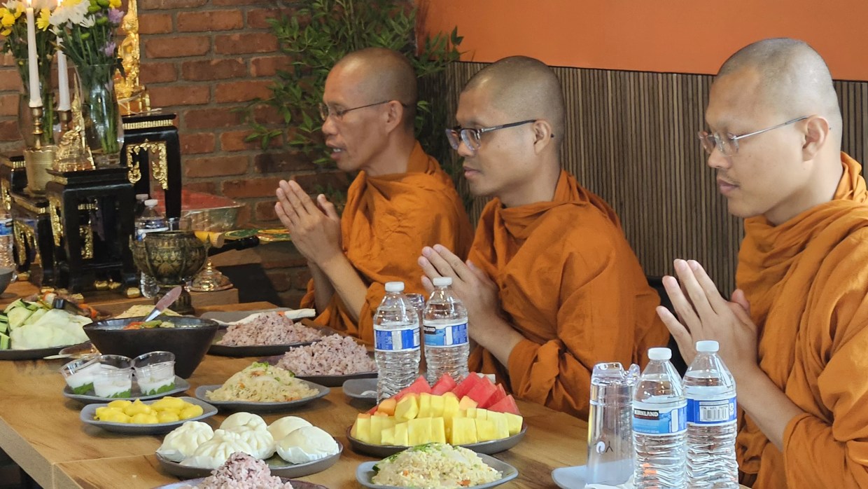 Aloy Thai monks